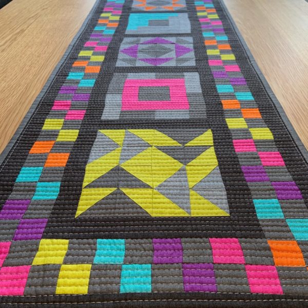 Free quilted table runner pattern using linen texture fabrics from Makower UK